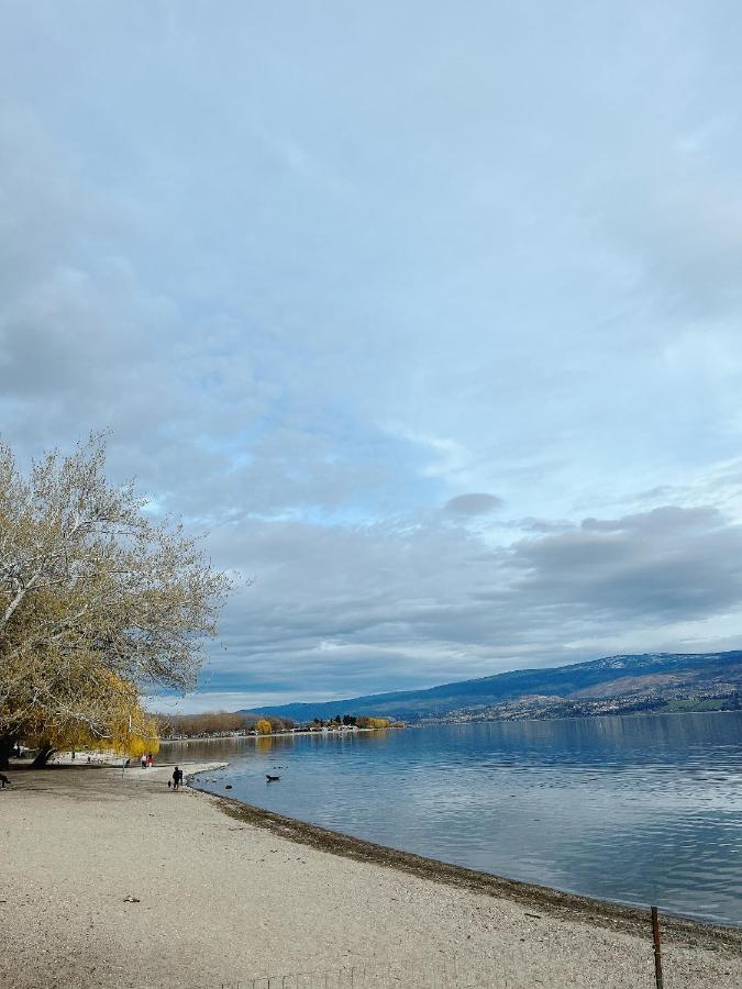 Peaceful And Spacious Lake View ウェストケロウナ エクステリア 写真
